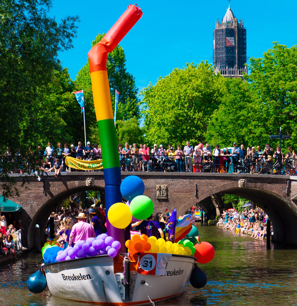 Utrecht Canal Pride met de dom op de achtergrond