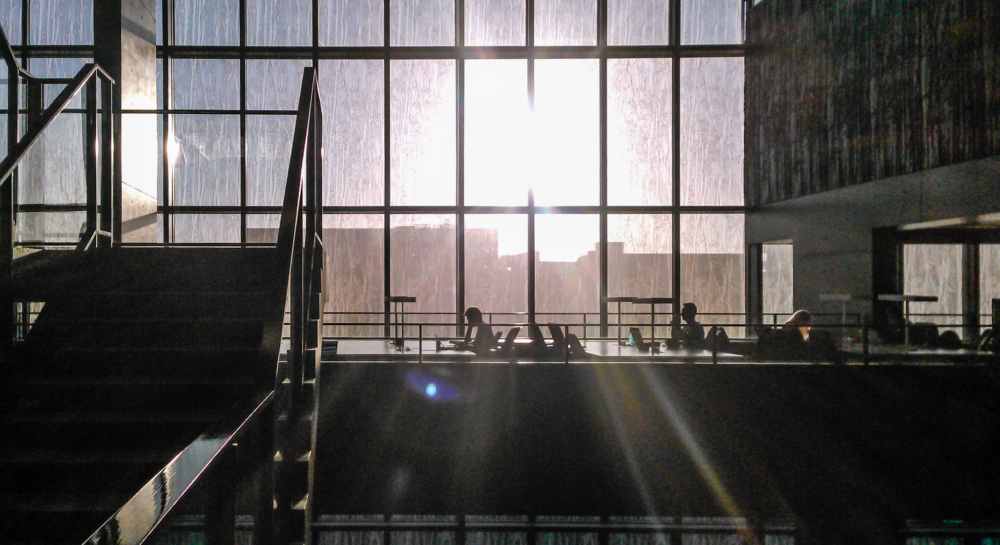 Universiteitsbibliotheek in Utrecht waar de zon door de ramen schijnt