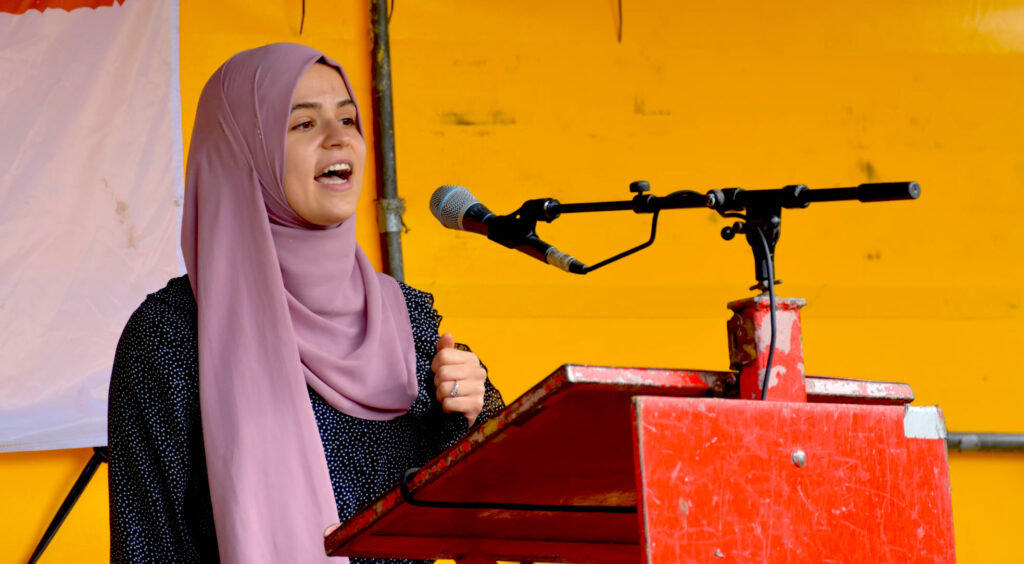 Lijsttrekker Esma Kendir spreekt tijdens een protest