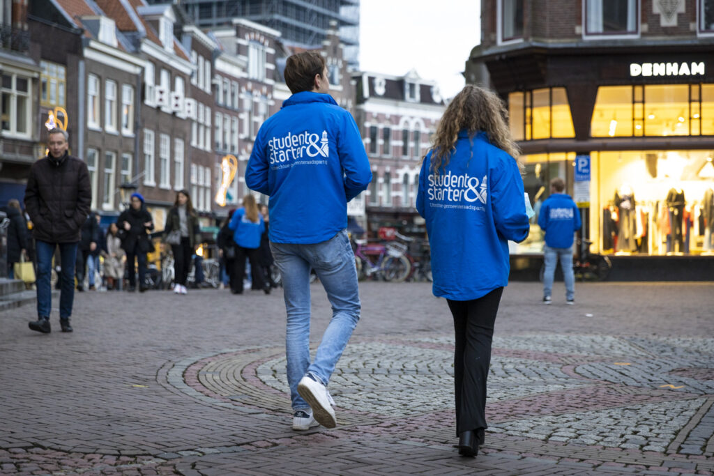 Remi en Ruben van de achterkant gefotografeerd aan het flyeren in Utrecht centrum